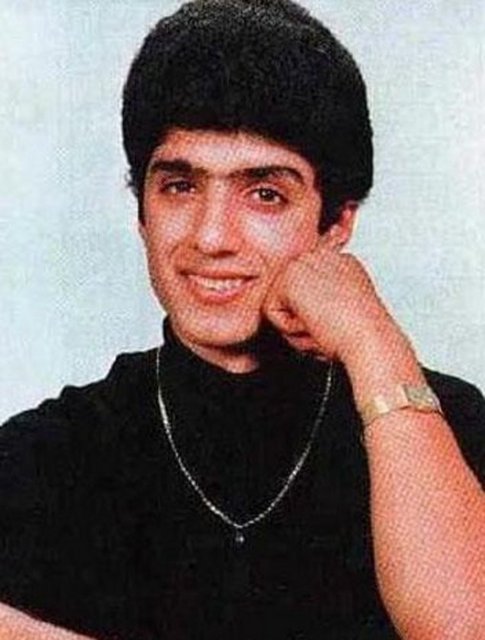 Parasızlıktan işten eve ve evden işe yürüyerek giderlermiş. Ama bir gün bundan öyle bıkmışlar ki ağabeyiyle birlikte komşunun bisikletini satmışlar. Tabii anne ve babasının haberi olunca da hemen cezalandırılmışlar. - Derken kaderini değiştirecek olan o olay olmuş. Bir arkadaşının düğününde sahneye çıkmış Özcan Deniz. "İpek mendil tane tane" türküsünü söylemiş. Çıkışta orkestra şefi Deniz'e onlarla birlikte turneye çıkmasını önermiş. Önce babasının izin vermeeyeceğini söylemiş Deniz. Ama şef eline 50 lira tutuşturunca kabul etmiş. Babasının izin vermediğini de söylememiş şefe. Düğünlerde şarkı söylemeye başlamış. Kısa sürede çevresinde ün yapmış.