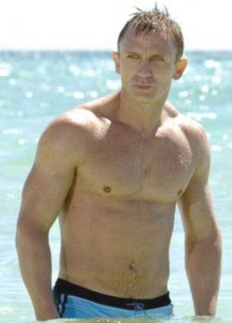 Arkadaşının evindeki kanepede yaşadı bir süre.