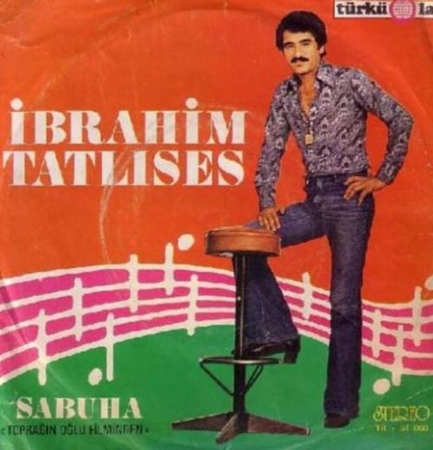 Memleketinde düzenlenen geleneksel sıra gecelerinde dikkat çekti sesiyle. Sonra İstanbul'a geldi ve inşaat işçisi olarak çalışmaya başladı.