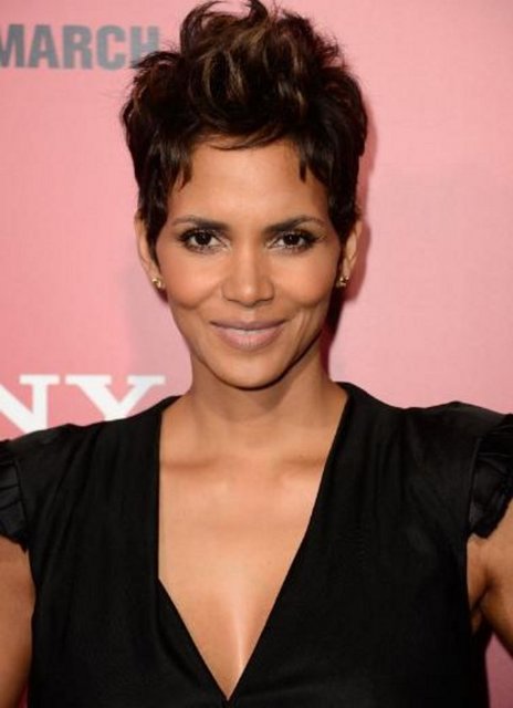EVE DÖNMEK İSTEMEDİM - En iyi kadın oyuncu Oscar'ını kazandıktan sonra kariyerinde yükselişe geçen Halle Berry, bugün milyonlarca dolarlık bir çok mülkün ve yüklü bir servetin sahibi. Ama onun gençlik yılları da hiç kolay geçmedi. -