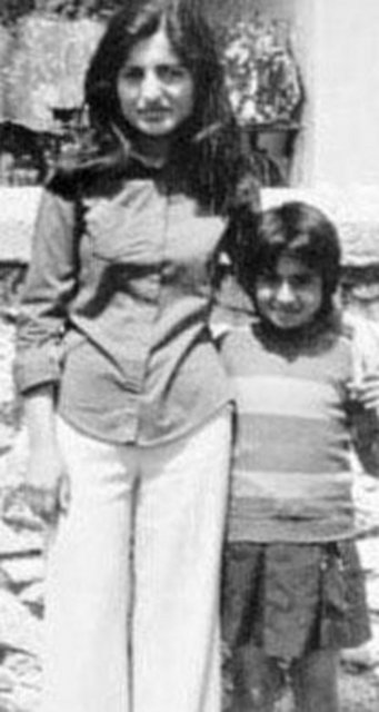 EVLERİNDE ELEKTRİK BİLE YOKTU - Güçlü sesi, kendine özgü yorumu ve hatta eşi benzeri olmayan dansları ile bugün Türkiye'nin tanınmış yıldızlarından biri Yıldız Tilbe.. Onun hayat hikayesi ise kelimenin tam anlamıyla bir Yeşilçam filmi senaryosu gibi...