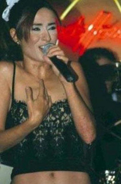 Akşam tam sahneye çıkmak üzereyken komilerden biri gelip Tilbe'nin heyecandan kanını donduran haberi verir: "Sezen Aksu burada.. "