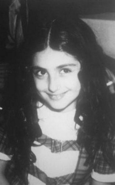 Hatice Yıldız Levent ya da herkesin bildiği adıyla Muazzez Ersoy, İstanbul Kasımpaşa'da fakir bir ailenin kızı olarak dünyaya geldi. - Babası şofördü annesi de ailesine katkıda bulunmak için Cibali'deki Tekel fabrikasında çalışıyordu.