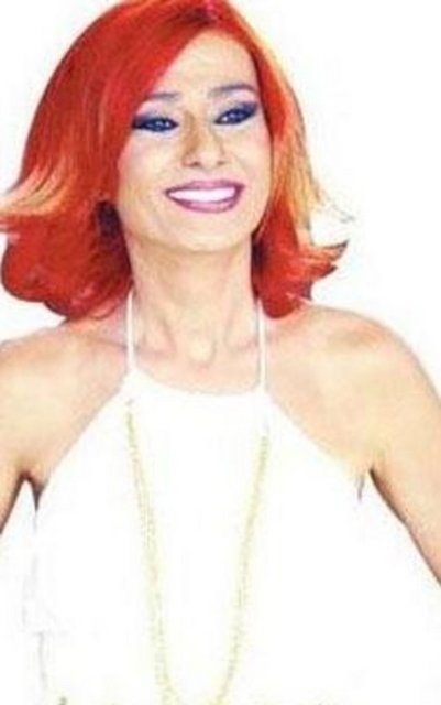 Sonra da bir pavyonda şarkı söylemeye başlamış Tilbe.. Mikrofonu eline aldığında yıl 1990'dı. Onun hayatını Sezen Aksu ile tanıştığı an değiştirdi. Aksu'nun İzmir Fuarı için kentte bulunduğu bir sırada Tilbe ünlü sanatçının konser afişlerini görür. Konsere gitmek iste ama pavyona gidip çalışmak zorundadır.