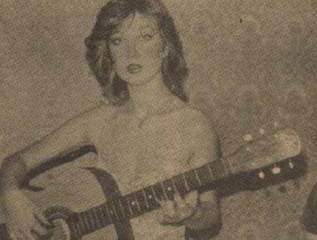 ONLARIN EVİNDE TUVALET BİLE ORTAKTI - Seda Sayan'ın hikayesi de Tilbe'ninkinin biraz farklı bir versiyonu. İstanbul Kadırğa'da 11 ailenin oturduğu, avlusu, tuvaleti ortak gecekondulardan birinde doğup büyüdü asıl adı Aysel Gürsaçar olan Seda Sayan. O kadar fakirdi ki ailesi ilkokula giderken babası ona önlük ve çanta parasını bile zorla denkleştirdi. - Babası alkolik olduğu ve düzenli çalışmadığı için pek çok şey içinde kalmış Sayan'ın... Tıpkı pek çok kişinin sahip olduğu aile albümü gibi. O günleri bir söyleşisinde "Paramız olmadığı için fotoğraf çektiremezdik. Bu yüzden albümümüz de olmazdı" diye anlatmıştı Sayan.