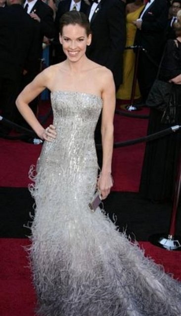 Swank, bugün bir giydiğini bir daha giymeyen tatillerini dünyanın en lüks yörelerinde geçiren bir yıldız.  -  -