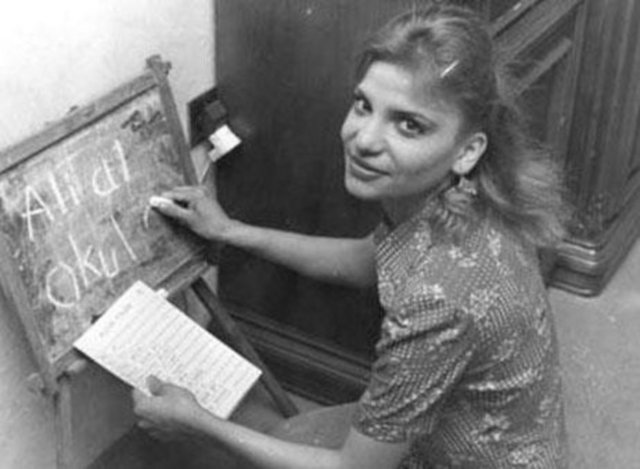 Söylediği Kim Bilir adlı şarkı bir anda dillere düştü. Kibariye'nin yorumu bir döneme damgasını vuran Ümmü Gülsüm adlı şarkıcıyla bile kıyaslandı.