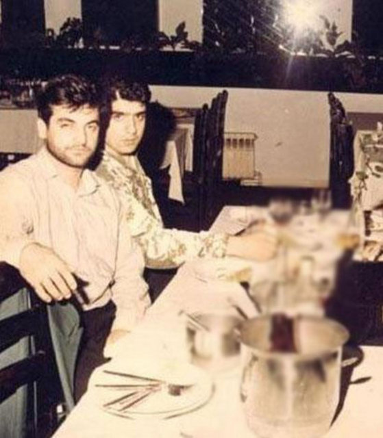 "İPEK MENDİL TANE TANE" DEDİ... - Gösteri dünyasının pek çok ünlüsü gibi Özcan Deniz'in de hayatının ilk yılları yoksulluk içinde geçmiş. 1972 yılında Ankara'nın gecekondu mahallelerinden Yenidoğan'da dünyaya gelmiş Deniz. Daha sonra da ailesiyle birlikte Aydın'a geçip varoşa yerleşmiş. 4 kız ve iki erkek kardeş... Babası çalışmadığı için Özcan Deniz de küçük yaşta bir fabrikada çalışmaya başlamış.