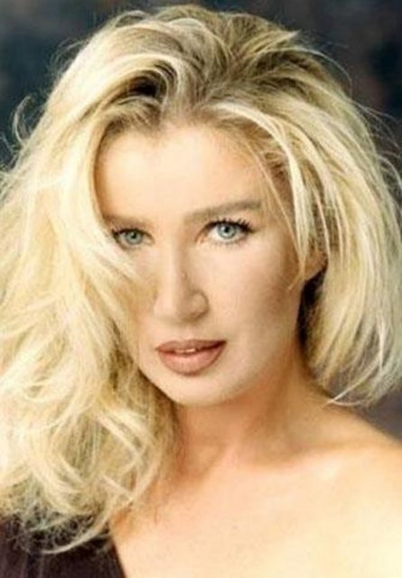 Gülizar Gazinosu'nda çalışırken Seda Sayın adını kullanmış önceleri. Sonra da Adını Seda Sayan olarak değiştirmiş.Sözün kısası Sayan'ın bu günlere gelmesi hiç de kolay olmamış. -