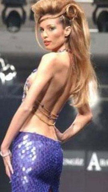 Güzide Duran'ın yaşamının tüm akışı 1996 yılında değişti. Onu bugünlere taşıyan yola ilk adımını attı. Çalıştığı Casino'dan ayrılan Duran önce bir deri mağazasında sonra da butikte kasiyerlik yapmaya başlamış.