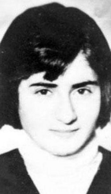 İzmir'in gecekondu semtlerinden birinde yaşayan fakir bir ailenin kızıydı Tilbe.. Annesinin bir bakkal dükkanı varmış.. Ama evlerinde ne elektrik varmış ne televizyon ne de buzdolabı. Derslerini mum ışığında ya da gaz lambasında çalışırlarmış. O güç koşullarda bile her zaman şarkı söylermiş Tilbe. Bu tutkusu ona gelecekteki kariyerinin kapılarını açmış