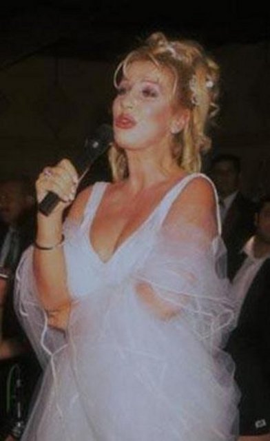 Ama küçük kız ünlü olmayı ve müzik ile yaşamayı öylesine kafasına koymuştur ki günün birinde evinden kaçar. Henüz 15 yaşındaymış o zamanlarda.. Yanında da Ümit adlı bir kız arkadaşı. İki kafadar geceyi Fındıkzade'de bir apantman boşluğunda geçirmiş... O sırada ailesi polise başvurmuş ünlü sanatçının. O da sonunda çareyi karakola teslim olmakta bulmuş.  -