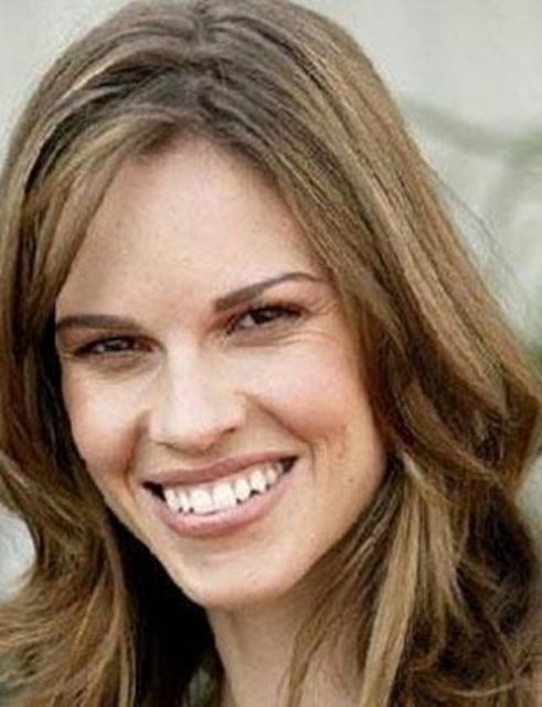 "Başımın üzerinde bir çatı vardı ve yiyecek bir şeyler de buluyordum. Bu tür bir yerde yaşamanın sadece düşük gelirlilere özgü olduğunu bilmiyordum o zamanlar" diye anlatıyor Swank.