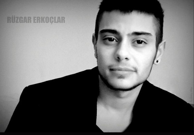 Kendisini görüntülemeye çalışan gazetecileri eliyle engellemeye çalışan Erkoçlar, uzun süren sessizliğini sokak ortasında bozdu.