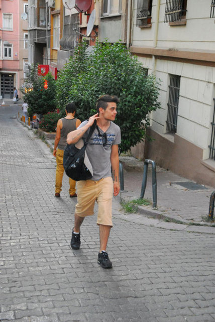 ARTIK DAYANACAK GÜCÜM KALMADIAmeliyatla erkek olan oyuncu Rüzgar Erkoçlar, "Fena halde dayak yedim" demişti... NURİ ALTUNTAŞ / HT MAGAZİN