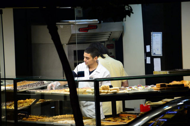 Şişli'deki küçük bir pastanede çırak olarak çalışmaya başlayan Erkoçlar, iş başında böyle görüntülenmişti.