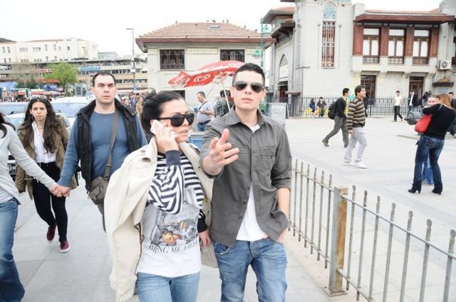 Cihangir'den taşındığını söyleyen Erkoçlar, aynı semtte yaşayan kız arkadaşının evine bile saklana saklana gidebildiğini söyledi.