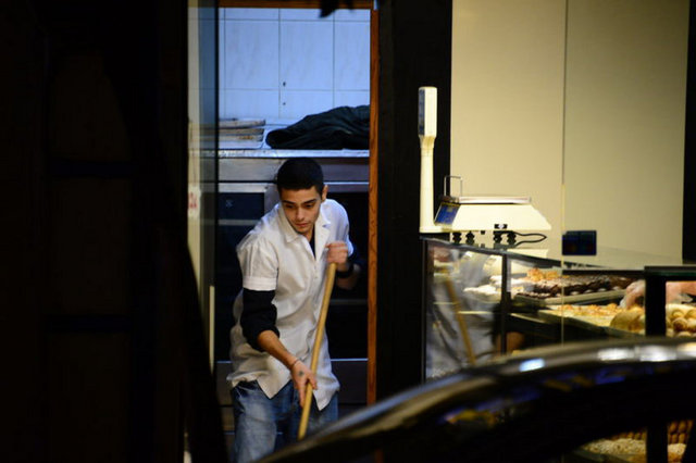 Beyaz önlük giyen ve eldiven takan Erkoçlar'ın hijyen kurallarına uyduğu gözlerden kaçmamıştı.