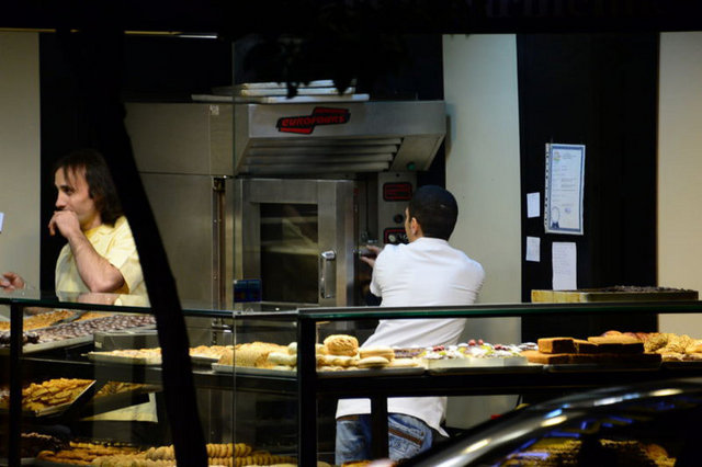 Cinsiyetini değiştirip Türkiye gündemine yerleşen oyuncu Rüzgar Erkoçlar, işini de değiştirmişti.