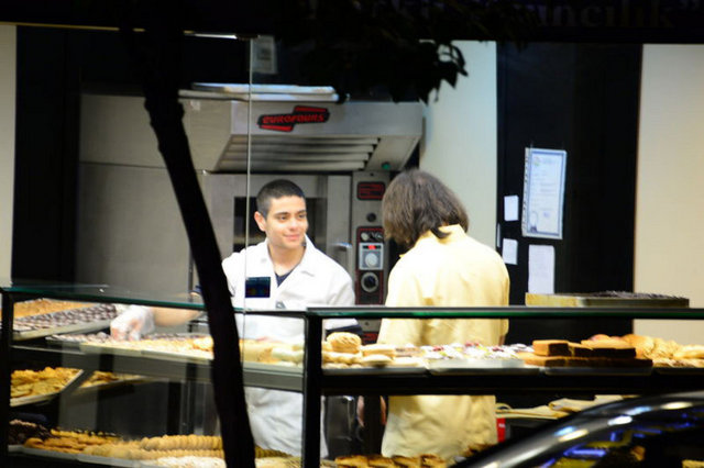 Fırına gelen müşteriler ile teker teker ilgilendiği görülen oyuncunun son zamanda kendisine gelen dizi tekliflerini kabul etmediği bilinirken, halinden oldukça memnun olduğu görülmüştü.