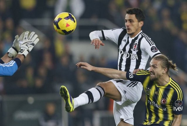 10- Mustafa Pektemek elini kaçırıyor. Hakem burada yorumunu oyuncunun lehine kullandı, penaltı vermedi. Ama penaltı çalması gerekiyordu.