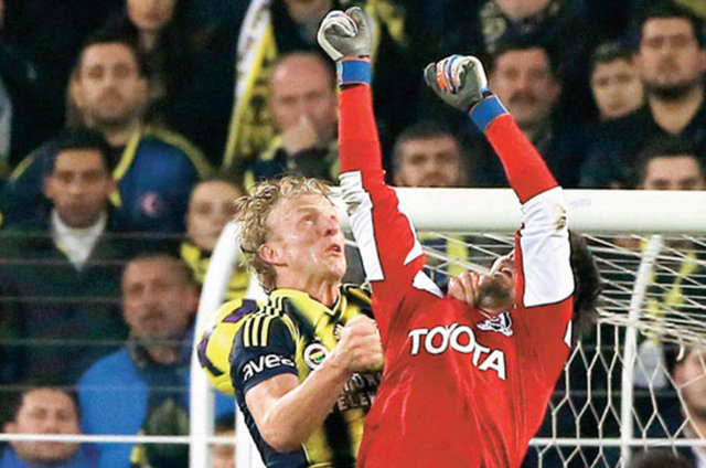 6- Atiba'nın kendi kalesine golü iptal edildi. Kuyt'un, Tolga'ya yaptığı faul vardı.