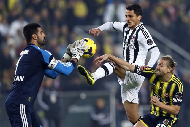 - Caner'e tam destek  - Hafta içerisinde eşiyle ilgili ortaya atılan iddiaların ardından Fenerbahçe taraftarı Caner Erkin'e sahip çıktı. Caner, taraftarlarca tribüne çağrılan ilk isim olurken, - yıldız oyuncu da alkışlarıyla tribünlere teşekkür etti.