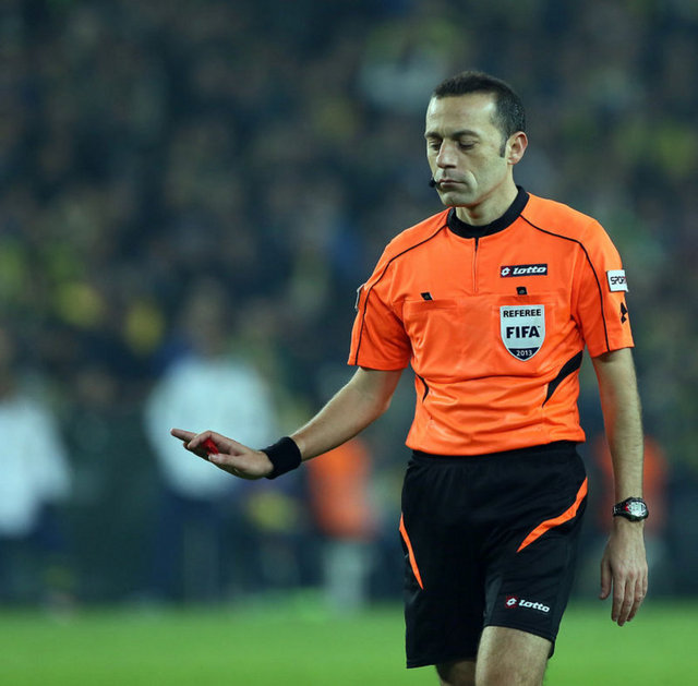 Cüneyt Çakır, yüksek tempoda oynanan maçı kontrolünde tutmaya çalıştı. Birçok kararı doğruydu ama kritik hataları da göze battı.