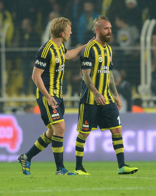 - Dün 30. dakikada Veli'nin baldırına bastı, direkt kızardı. Meireles'e PFDK'dan 3 maça kadar ceza gelebileceği öğrenildi. Portekizli yıldız, 43 resmi maçta 3. kez atıldı. - Geçen sezon G.Saray derbisinde sportmenliğe aykırı hareketten ceza alan Meireles, Avrupa - Ligi'nde de BATE deplasmanında takımına ihanet edercesine rakibine tekme atmış, oyun - dışı kalmıştı.