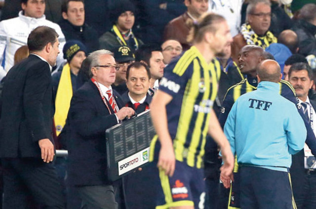 Bilic-Webo atıştı  - Slaven Bilic, rakip takım oyuncuları ve teknik ekibiyle pek diyaloğa girmez, girerse de - tebrik ederdi. Ama dün oyuna girmekte olan Webo ile sözlü olarak atıştı.