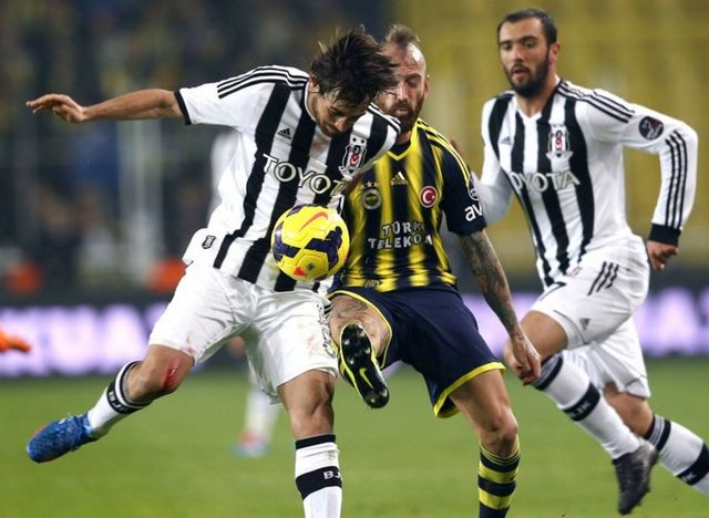 -  - Bu kaçıncı!  - Türkiye'ye gelmeden önce kariyerinde kırmızı kart bulunmayan Raul Meireles yine yaptı - yapacağını...