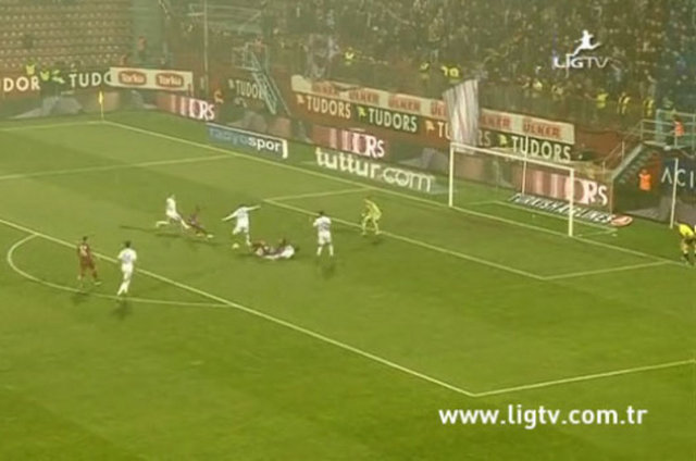 Savunma oyuncusuna çarpan top, 3 futbolcu ve kalecinin önünden kale çizgisine doğru gitti.