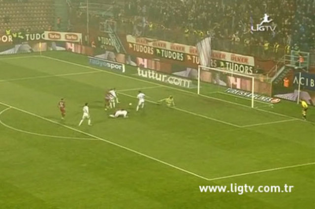 - Cem Can, çizginin önünde topa dokunsa da bir fayda etmedi. Top direğe çarparak ağlarla buluştu.