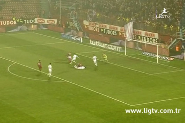 Kaleci Jorgacevic, yerde sürünerek topu yakalamaya çalıştı.