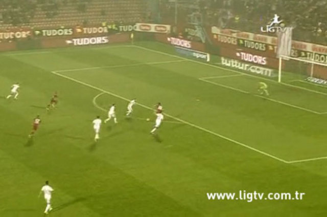 Trabzonspor'u 2-0 öne geçiren Malouda'nın golü sahalarda ender rastlanan türden bir goldü.