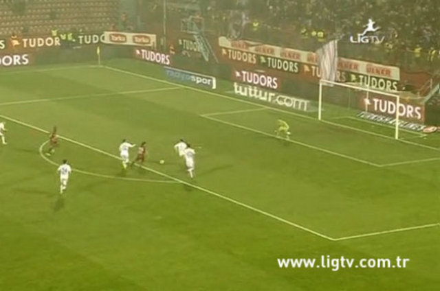 Yere düşerken topu Malouda'ya verdi.