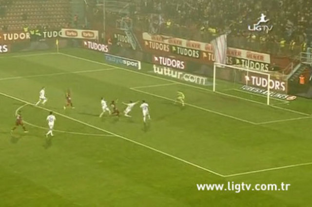 Malouda, yavaş bir şut yolladı.