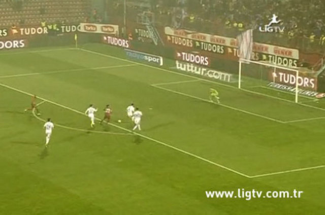 Ceza sahası dışında topu önünde bulan Olcan Adın, 3 oyuncuyu vücut çalımıyla geçti.