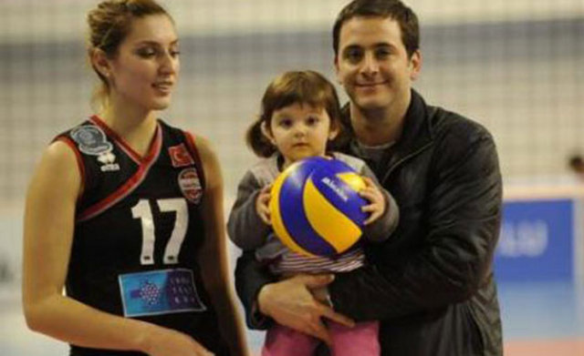 Eczacıbaşı takımında forma giyen dünyaca ünlü voleybolcu Neslihan Demir, 7 yıllık eşi Galatasaray Voleybol Şube Sorumlusu Orkun Darnel'den sürpriz bir kararla boşanmıştı.