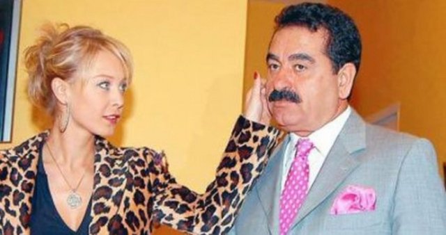 Küçükçekmece Adliyesi'ne gelen çiftin duruşması yaklaşık 15 dakika saat sürmüş, "Şiddetli geçimsizlik" gerekçe gösterilerek anlaşmalı olarak yapılan boşanma kararının ardından çift, ayrı ayrı adliyeden ayrılmıştı.