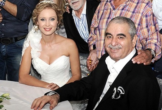 İbrahim Tatlıses, 2 yıl önce evlendiği Elif Ada adlı kızının annesi Ayşegül Yıldız'dan tek celsede boşandı.