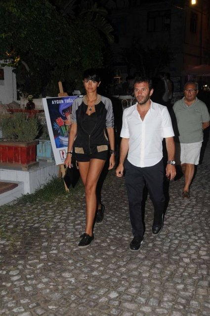 Nihan Hanım'ın bir süre önce Florya'daki evlerinden ayrılıp oğluyla Cihangir'de bir apartman dairesine taşındığı söyleniyor.