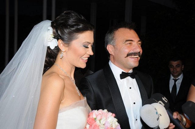 Oktay Kaynarca- Melek Angun çifti şiddetli geçimsizlik nedeniyle evlilikleri bir yılı doldurmadan boşandılar.