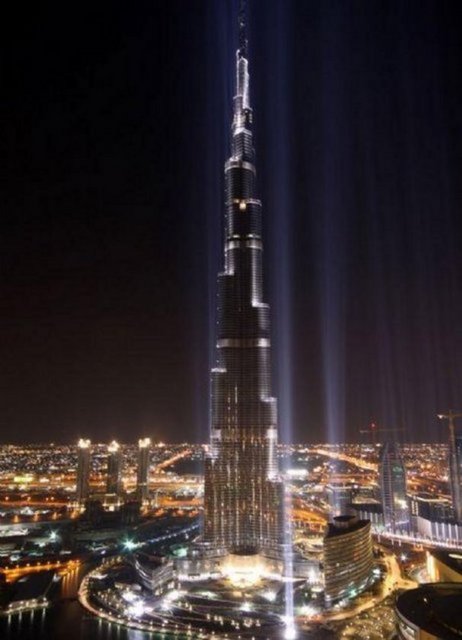 Dünyanın en yüksek binası Dubai'deki Burj Khalife'dir. Yüksekliği 828m ve 160 katlıdır.