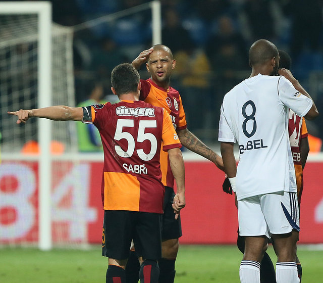 Felipe Melo ve kaptan Sabri Sarıoğlu arasında yaşanan diyalog sonrası iki futbolcu ortak bir basın toplantısıyla açıklamalarda bulundu