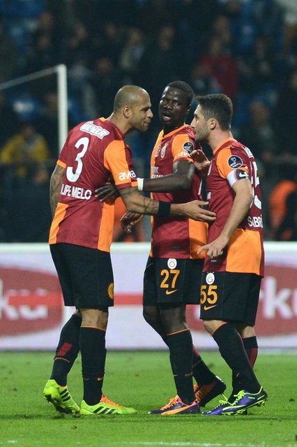 Sabri Sarıoğlu: "Maç sonrası kavga ettiğimiz söyleniyor. Burası Galatasaray camiası, burada kavga olmaz. O yüzden bu tip haberlere kimsenin inanmaması gerekiyor."