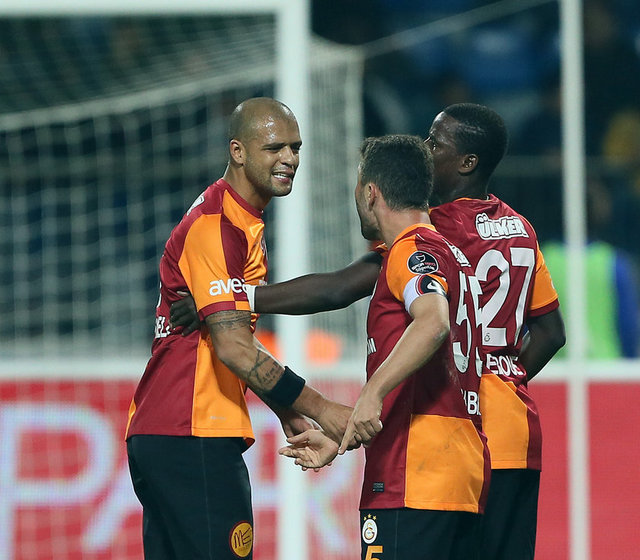 - Sabri Sarıoğlu: "Herkese aynı şekilde davranıyorum. Onlar da bize yardımcı oluyor. Dediğim gibi normal bir olaydı. Biz elimizden geldiğince iyi çalışıyoruz. Sonuçlar istediğimiz gibi değil ama daha önümüzde birçok maç var.