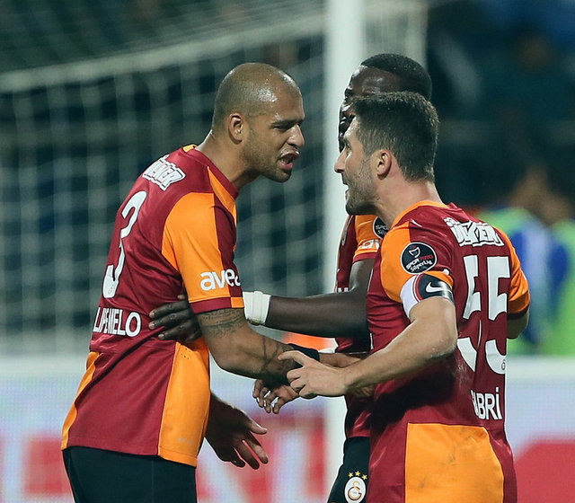 - Sabri Sarıoğlu: "Melo rakip takım oyuncusuyla tartışıyordu. Kendisini kenara çektim, o da kavga etmediğini söyledi. Devre arasında konuşuldu, tatlıya bağlandı" -