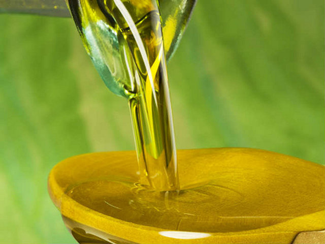 Saf sızma zeytinyağı, serum kolesterol düzeylerini azaltmaya yardımcı olabilir.