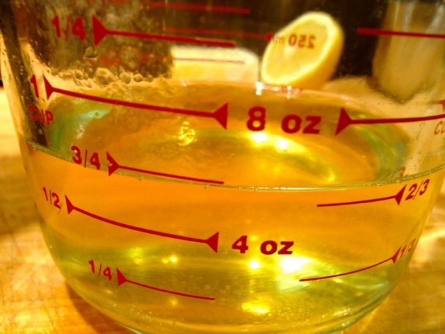 2 litre taze limon suyunun içine 20-25 adet iri diş sarımsağı koyup cam kavanozda dinlenmeye bırakın. Etrafını da folyo ile kaplayın. Her gün 1-2 kez çalkalayarak serin bir yerde saklamaya devam edin. En az 20 gün, en çok 40 gün sonra sarımsak-limon kürünüz hazır...